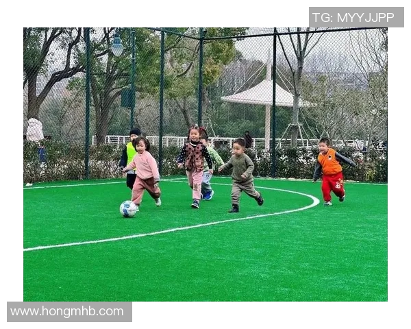 足球明星携手小朋友共度快乐时光一起享受绿茵场上的激情与乐趣