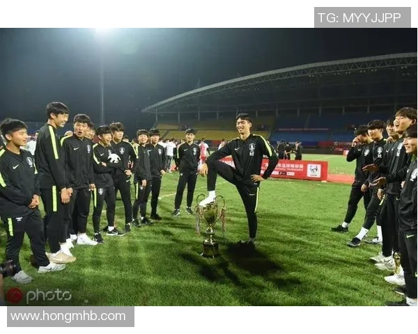 足球明星与熊猫的亲密关系探秘及其背后的故事 足球明星与熊猫的亲密关系探秘及其背后的故事