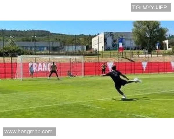 足球明星精彩射门瞬间慢动作回放尽显技巧与力量之美 足球明星精彩射门瞬间慢动作回放尽显技巧与力量之美