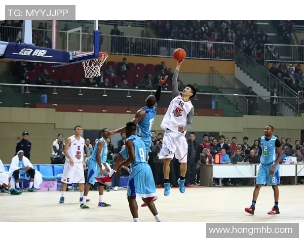 篮球明星在赛场上激情四溢的精彩打球瞬间展示与分析