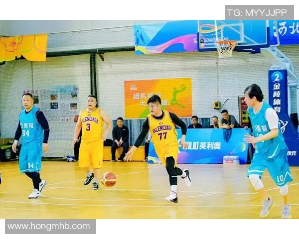 篮球明星课堂风采展现背包时尚与运动精神的完美结合